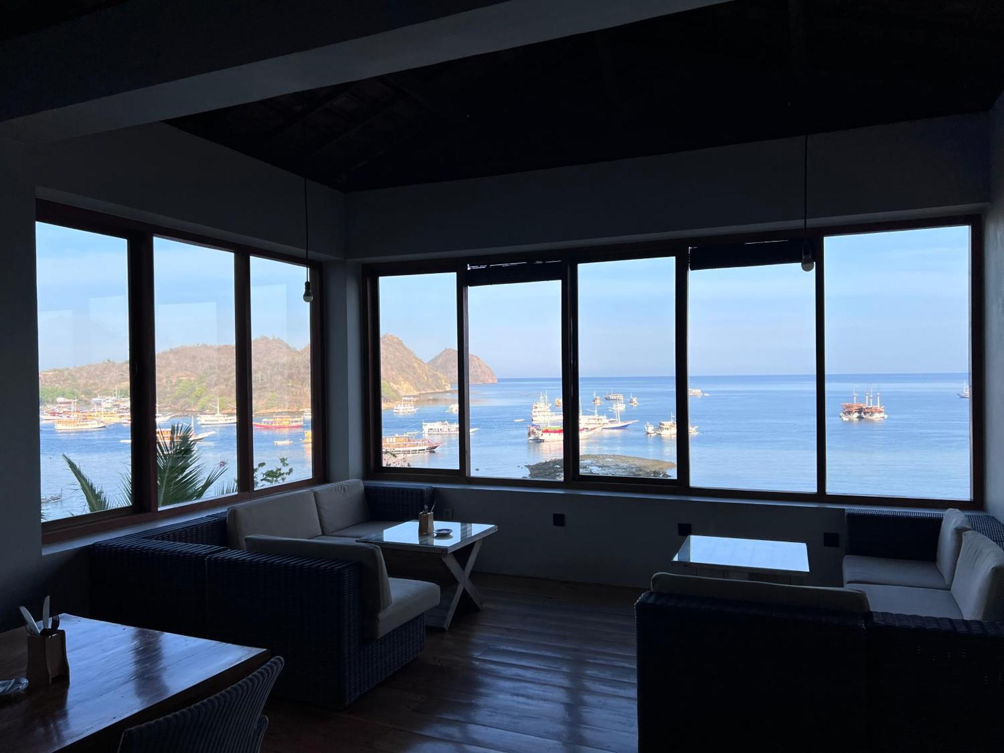 Blue Parrot Hotell Labuan Bajo Exteriör bild