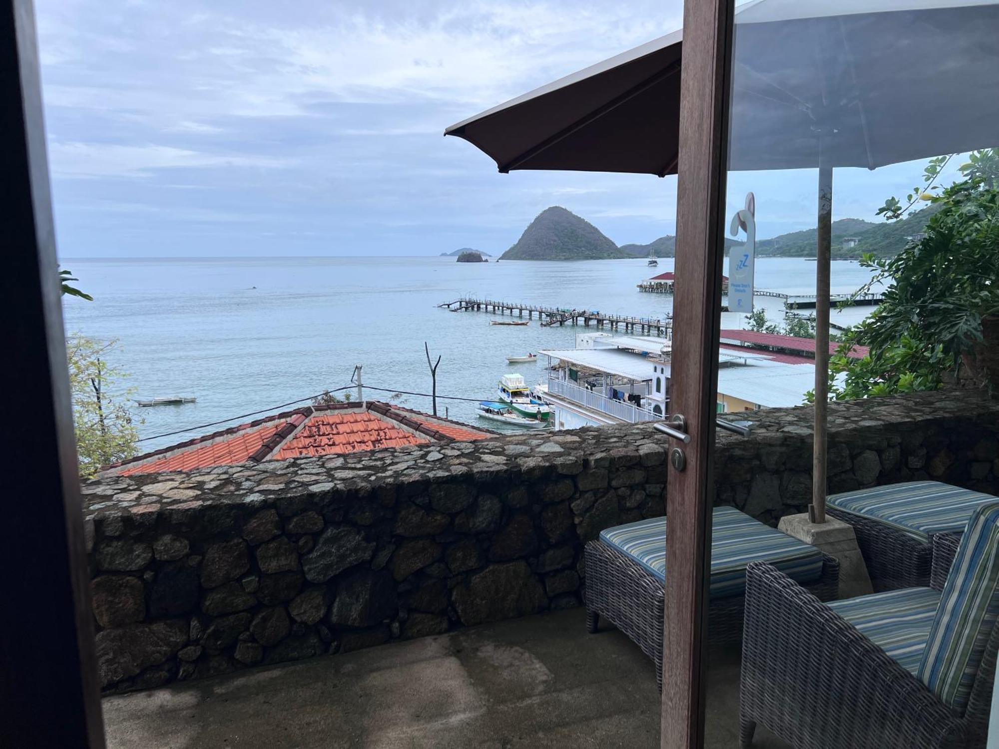 Blue Parrot Hotell Labuan Bajo Exteriör bild