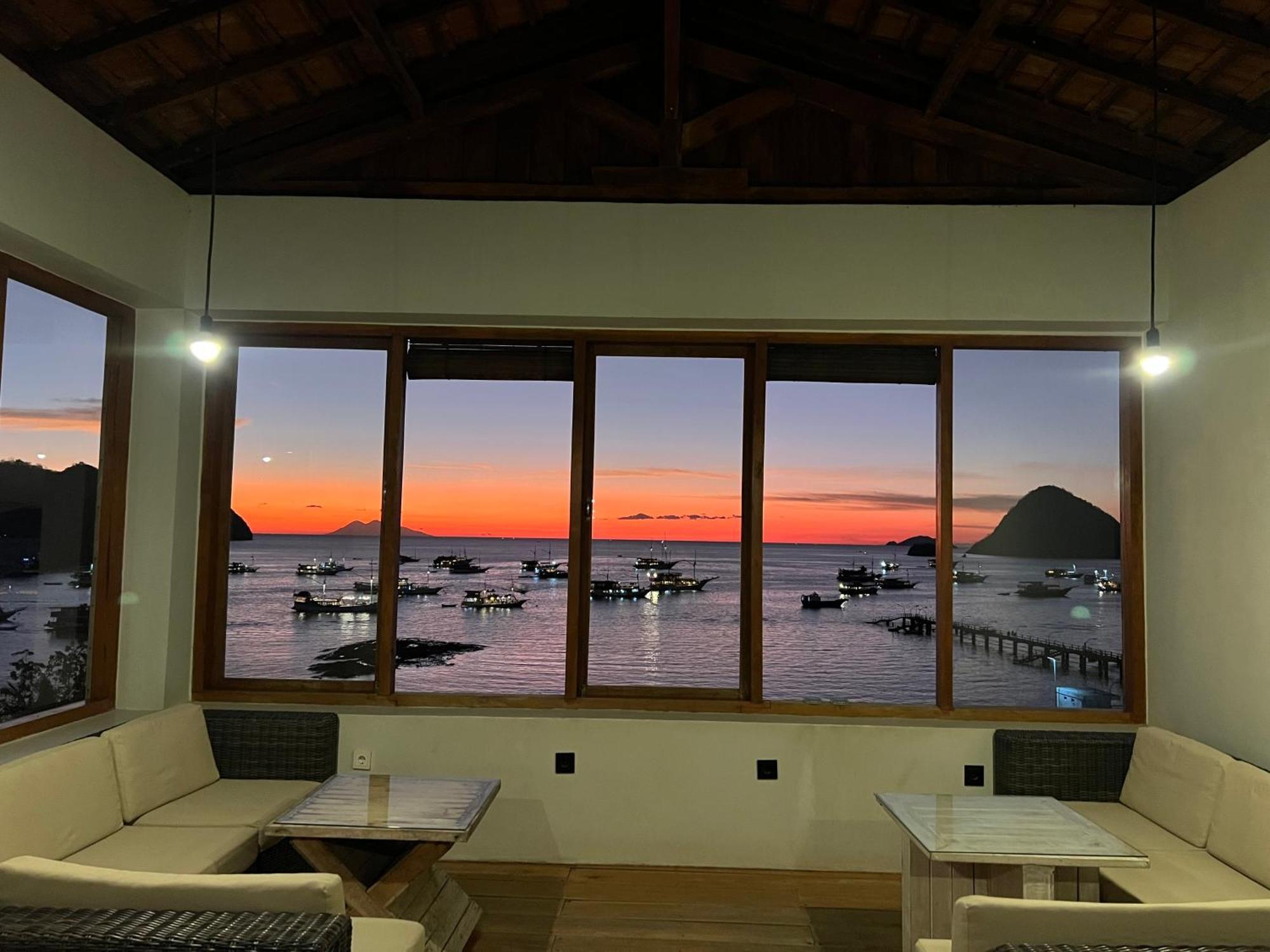 Blue Parrot Hotell Labuan Bajo Exteriör bild