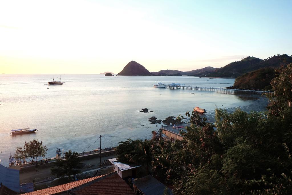 Blue Parrot Hotell Labuan Bajo Exteriör bild